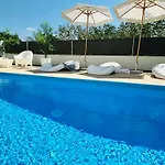 New Exclusive Horizon With Garden, Hot Tub And Private Pool Near The Sea Poreč