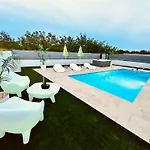 New Exclusive Horizon With Garden, Hot Tub And Private Pool Near The Sea