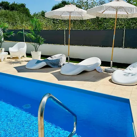 New Exclusive Horizon With Garden, Hot Tub And Private Pool Near The Sea Daire