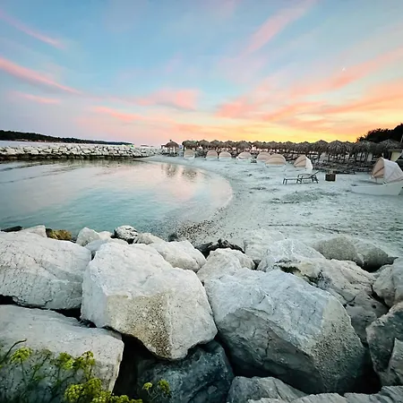 Daire New Exclusive Horizon With Garden, Hot Tub And Private Pool Near The Sea Poreč