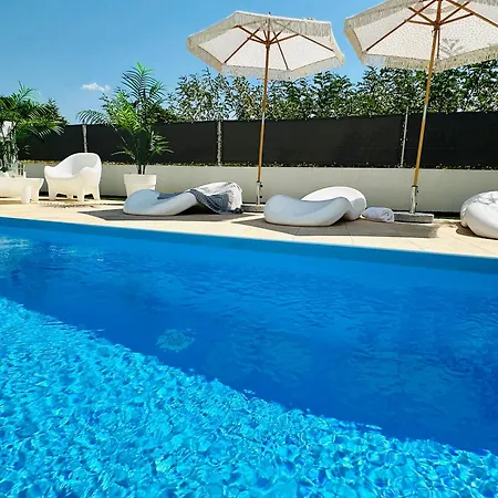 New Exclusive Horizon With Garden, Hot Tub And Private Pool Near The Sea Пореч
