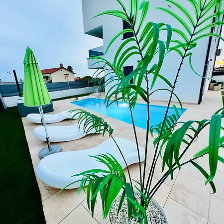 New Exclusive Horizon With Garden, Hot Tub And Private Pool Near The Sea Poreč