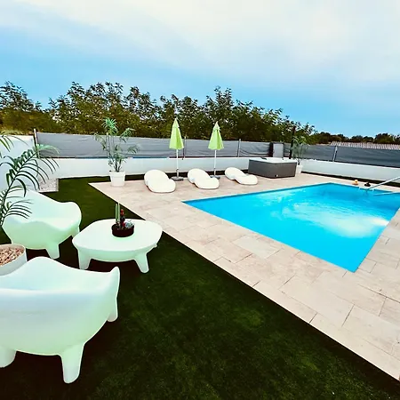 New Exclusive Horizon With Garden, Hot Tub And Private Pool Near The Sea