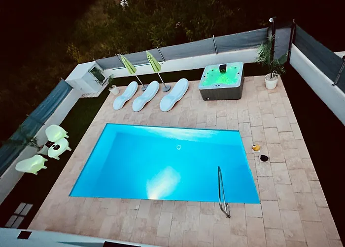 Апартаменти New Exclusive Horizon With Garden, Hot Tub And Private Pool Near The Sea Пореч
