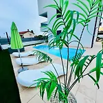 New Exclusive Horizon With Garden, Hot Tub And Private Pool Near The Sea Poreč