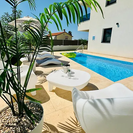 Apartment New Exclusive Horizon With Garden, Hot Tub And Private Pool Near The Sea Porec