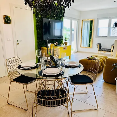 New Exclusive With Garden And Private Pool Near The Sea Apartman Porec