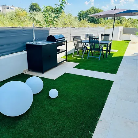 Apartment New Exclusive Horizon With Garden, Hot Tub And Private Pool Near The Sea Porec