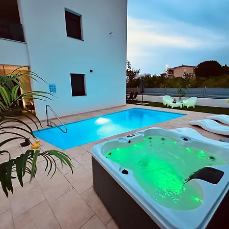 New Exclusive Horizon With Garden, Hot Tub And Private Pool Near The Sea * Poreč