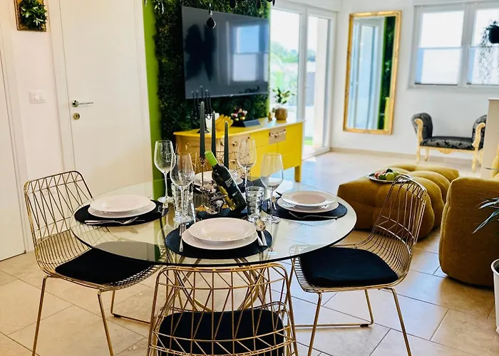 New Exclusive Horizon With Garden, Hot Tub And Private Pool Near The Sea Apartment Poreč