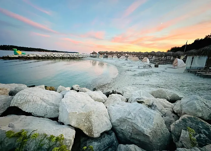 Apartment New Exclusive Horizon With Garden, Hot Tub And Private Pool Near The Sea Poreč