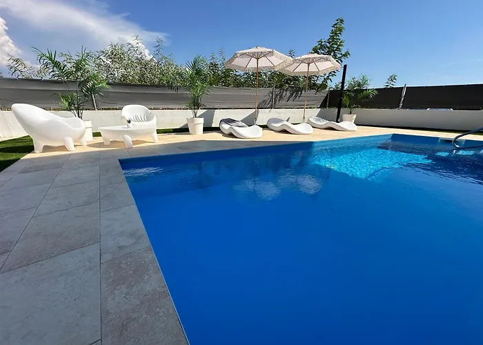 New Exclusive Horizon With Garden, Hot Tub And Private Pool Near The Sea