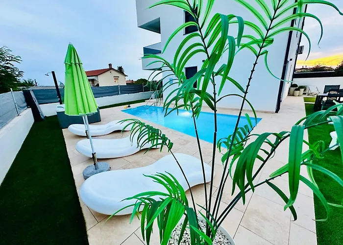 New Exclusive Horizon With Garden, Hot Tub And Private Pool Near The Sea 波雷奇