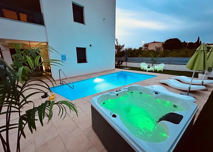 New Exclusive Horizon With Garden, Hot Tub And Private Pool Near The Sea * Poreč
