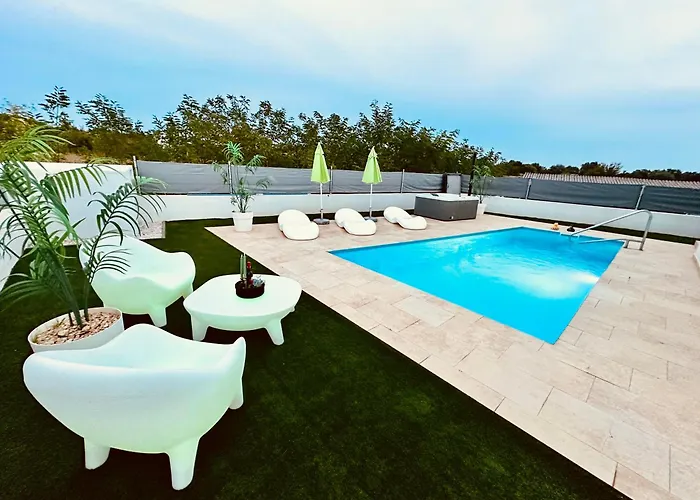 New Exclusive Horizon With Garden, Hot Tub And Private Pool Near The Sea